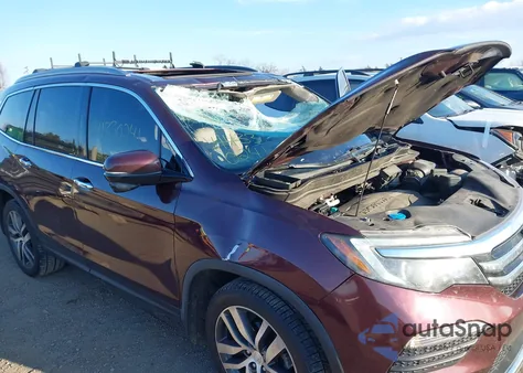 2017 Honda Pilot Touring z USA, uszkodzony, nr VIN 5FNYF6H92HB042044